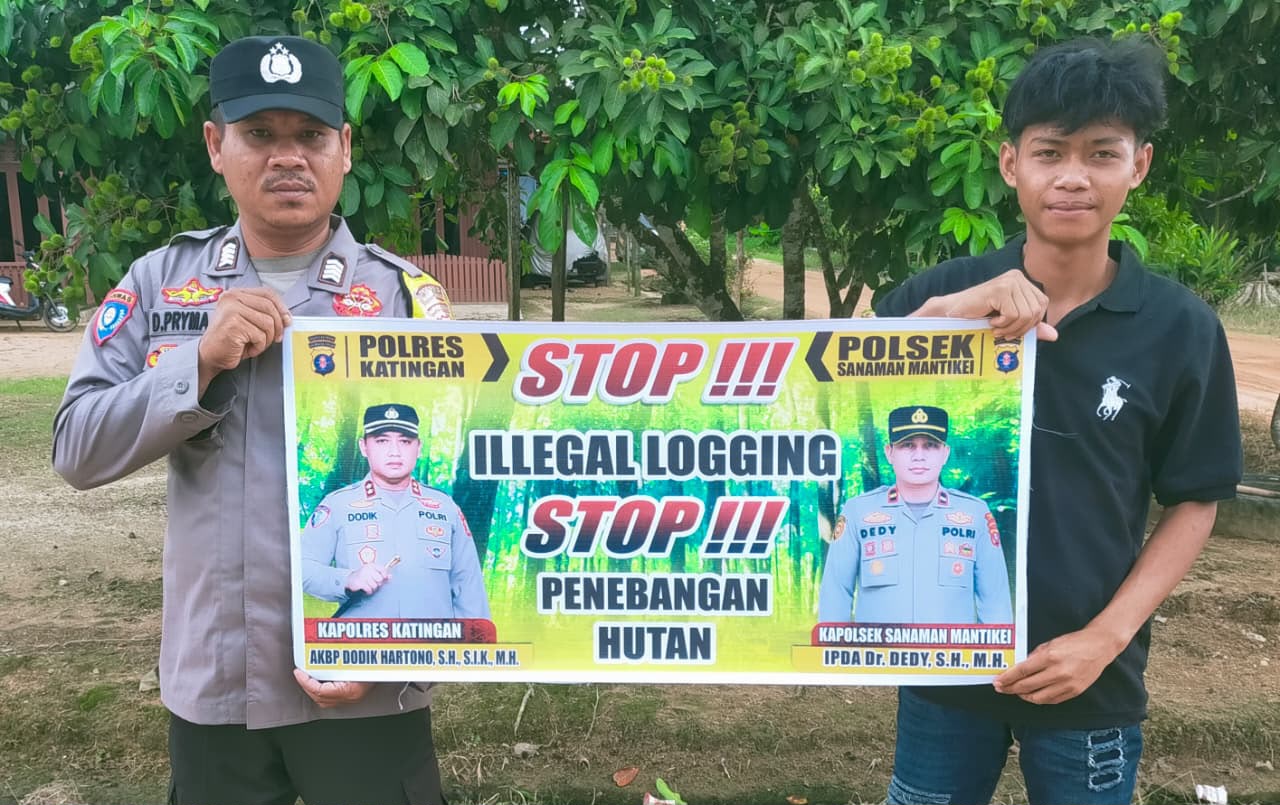 Bhabinkamtibmas laksanakan Sosialisasikan tentang larangan dan sangsi Pidana bagi pelaku Ileggal Logging kepada masyarakat di  Desa Binaan.