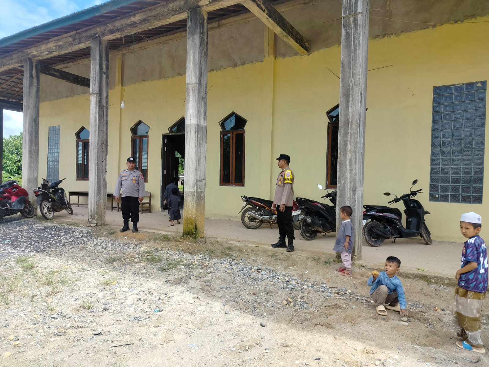 Polsek Marikit Hadir di Tengah Ibadah yang Khusyuk