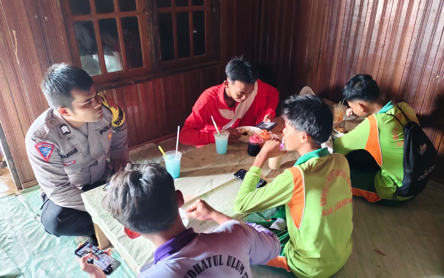 Bhabinkamtibmas Desa Bukit Raya Sambangi Anak Muda, Sampaikan Pesan Kamtibmas dan Bahaya Judi Online