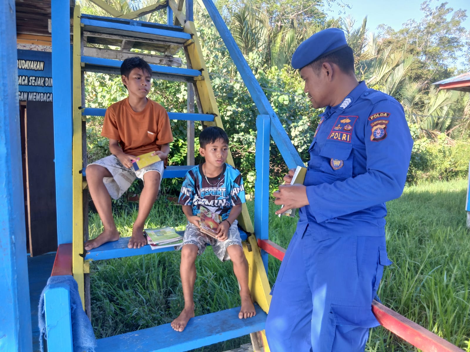 Personel KP XVIII-1010 Ajak Anak – anak Pesisir Untuk Meningkatkan Minat Baca