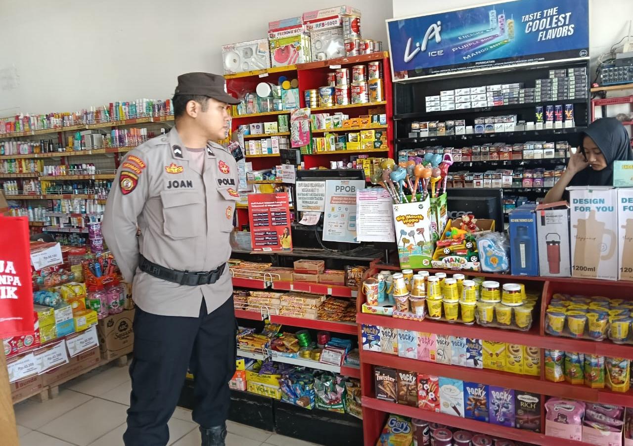 Anggota Polsek Sematu Jaya yang di pimpin langsung, Aipda Erizki melaksanakan patroli dialogis di Megamart Kecamatan Sematu Jaya guna memelihara siskamtibmas di wilayah Hukum Polsek Sematu Jaya.