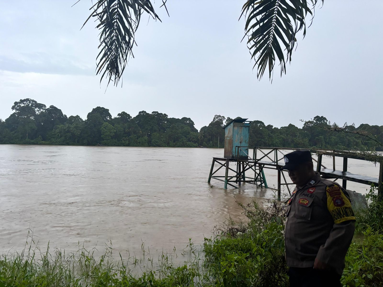 Deteksi Banjir, Polsek Tewang Sangalang Garing dan Pulau Malan Cek Ketinggian Debit Air